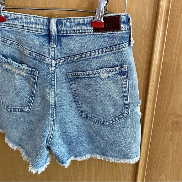 Hollister • Curvy Ultra High Rise Mom Shorts in Distressed Acid Wash - Picture 12 of 14